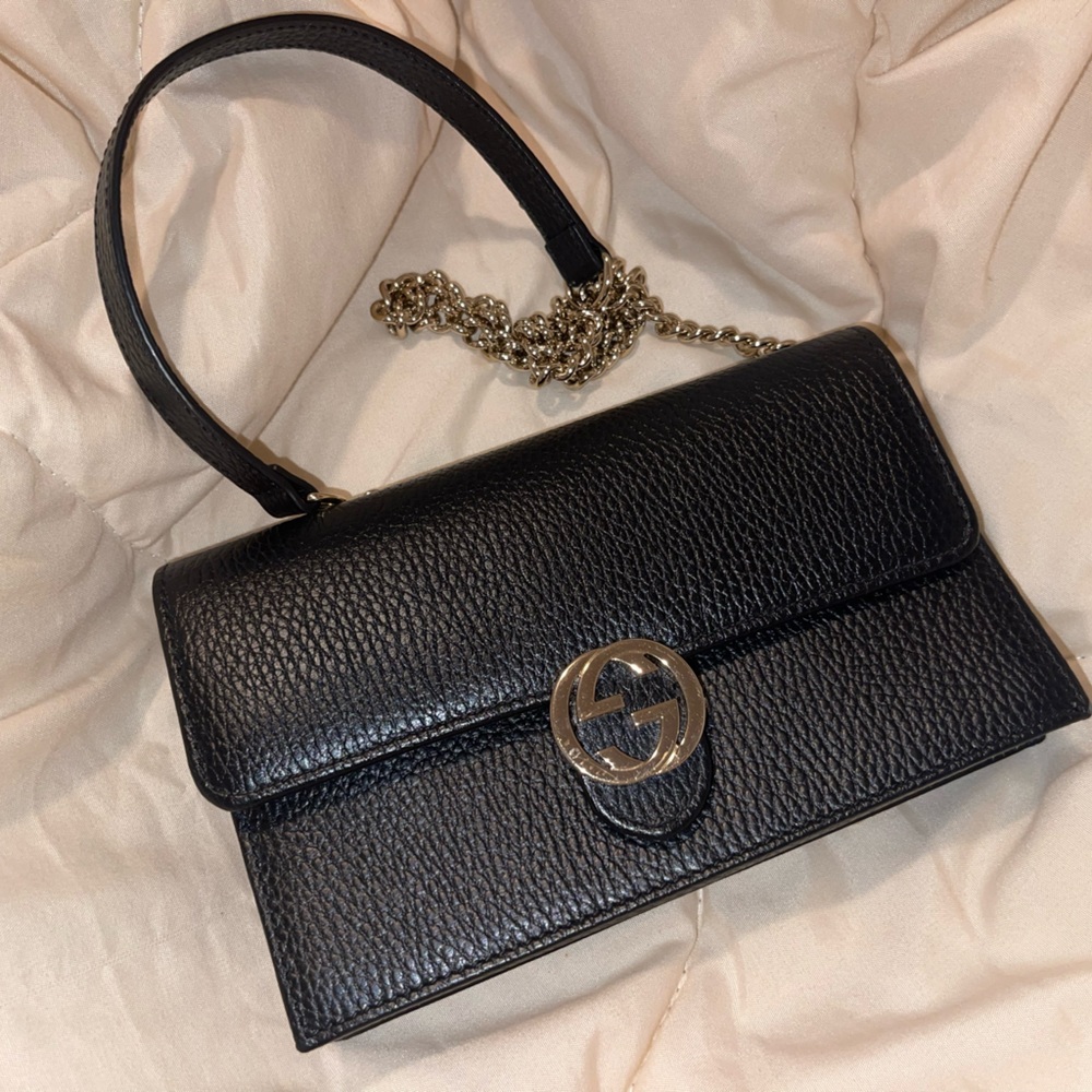 Gucci
Width: 19cm
Height: 11cm
Depth: 3cm
Strap Length: 61cm
black
100% Leather
